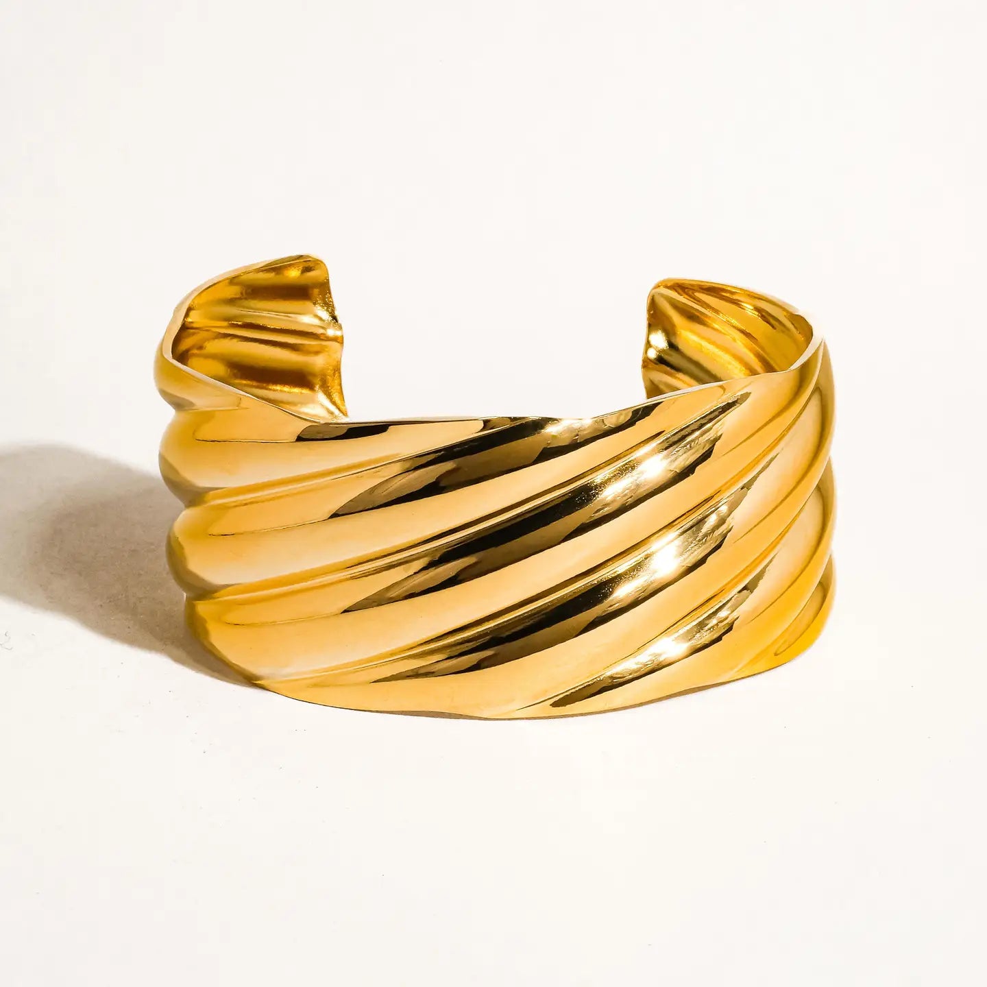 Manon 18K Gold Non-Tarnish Wavy Bold Bangle